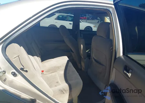 2005 Toyota Camry Le z USA, uszkodzony, nr VIN 4T1BE32K05U556153